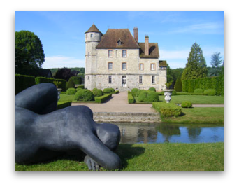 Sculpture de Volti face au Ch&acirc;teau de VASCOEUIL