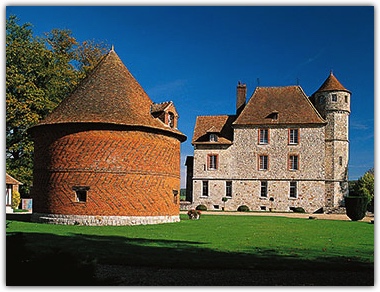 Château de VASCOEUIL avec son pigeonnier